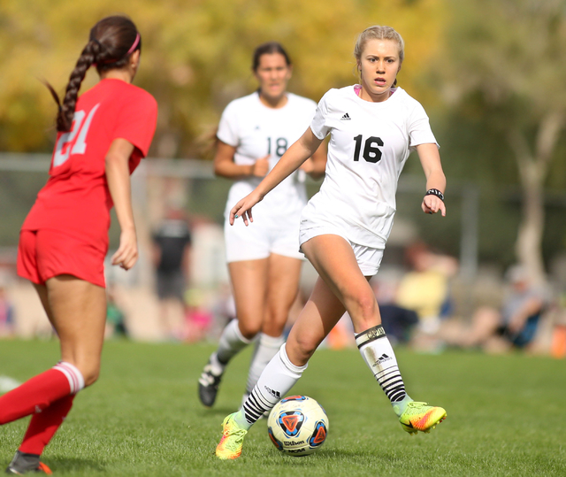 Palo Verde’s Macee Barlow (16) controls the ball against Arbor View at the Bettye Wils ...