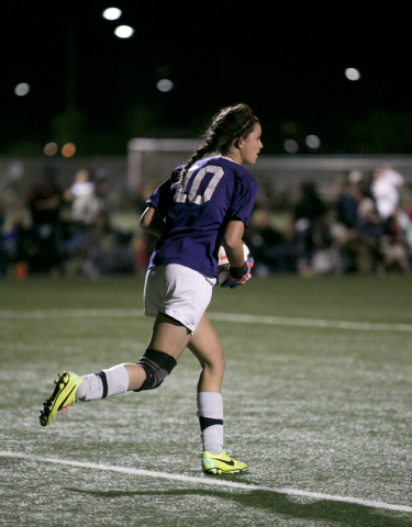 Palo Verde’s goalie Jordan Goyeau prepares to place the ball during a Division I girls ...