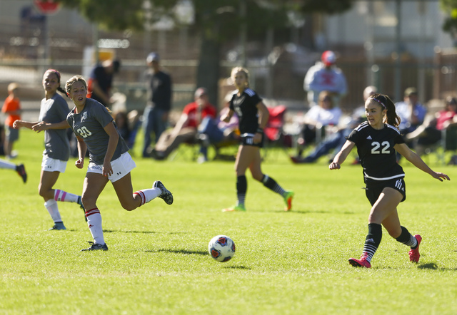 Palo Verde’s Sloan Nelson (22) maintains control of the ball during the Sunset Region ...