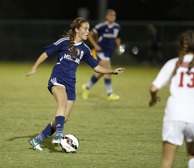 Shadow Ridge’s Joey Wright (0) moves the ball up the field against Arbor View during t ...