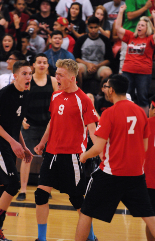 Las Vegas’ Evan Kinard (4), Chris Kampshoff (9) and Guillermo Gonzalez (7) react to a ...