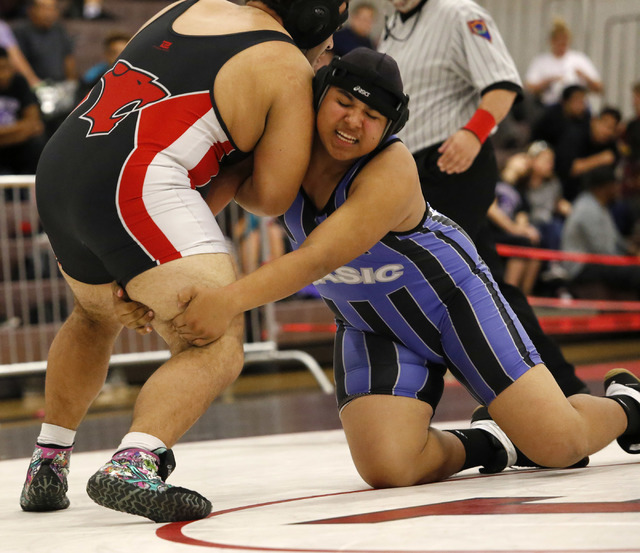 Las Vegas’s Robby Kaempfer, left, wrestles Basic’s Francisco Mendoza during a 28 ...