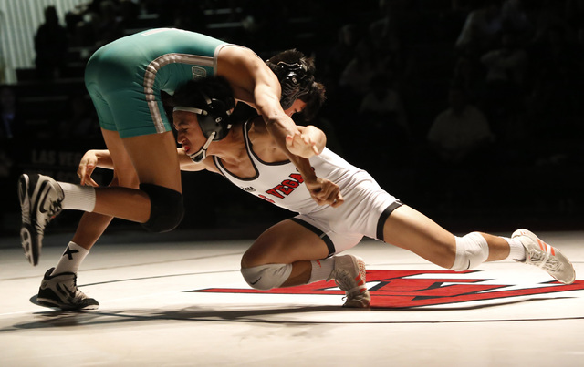 Green Valley’s David Kalayanaprapruit, left, sprawls as Las Vegas’s Antonio Sald ...