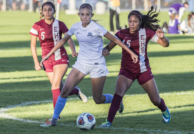 Foothill’s Amber Risheg (2) sprints past Eldorado’s Nicole Pena (15) during the ...