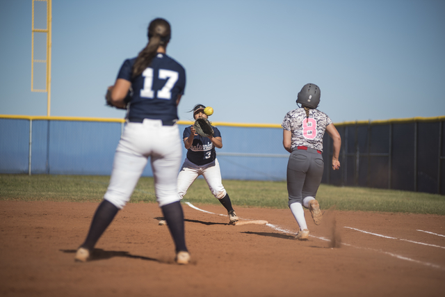 Centennial’s Brianna Benoit (17) throws the ball to teammate Sonja Lawrence (3) for an ...