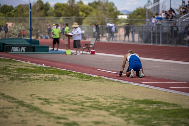 Caleb Witsken of Moapa Valley gathers his thoughts before going for a state record in the po ...