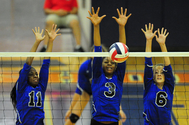 Sierra Vista’s Faith Gray-Williams (11), Aria Holmes (3) and Audrey Dayton (6) block t ...