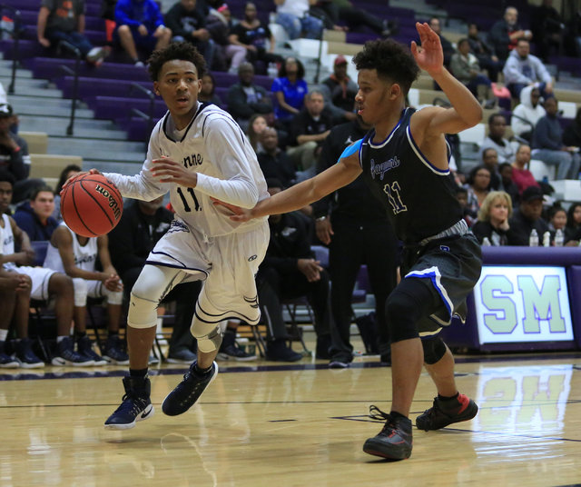 Cheyenne freshman Ke’Shawn Hall (11) dribbles the ball around a defender during the Cl ...