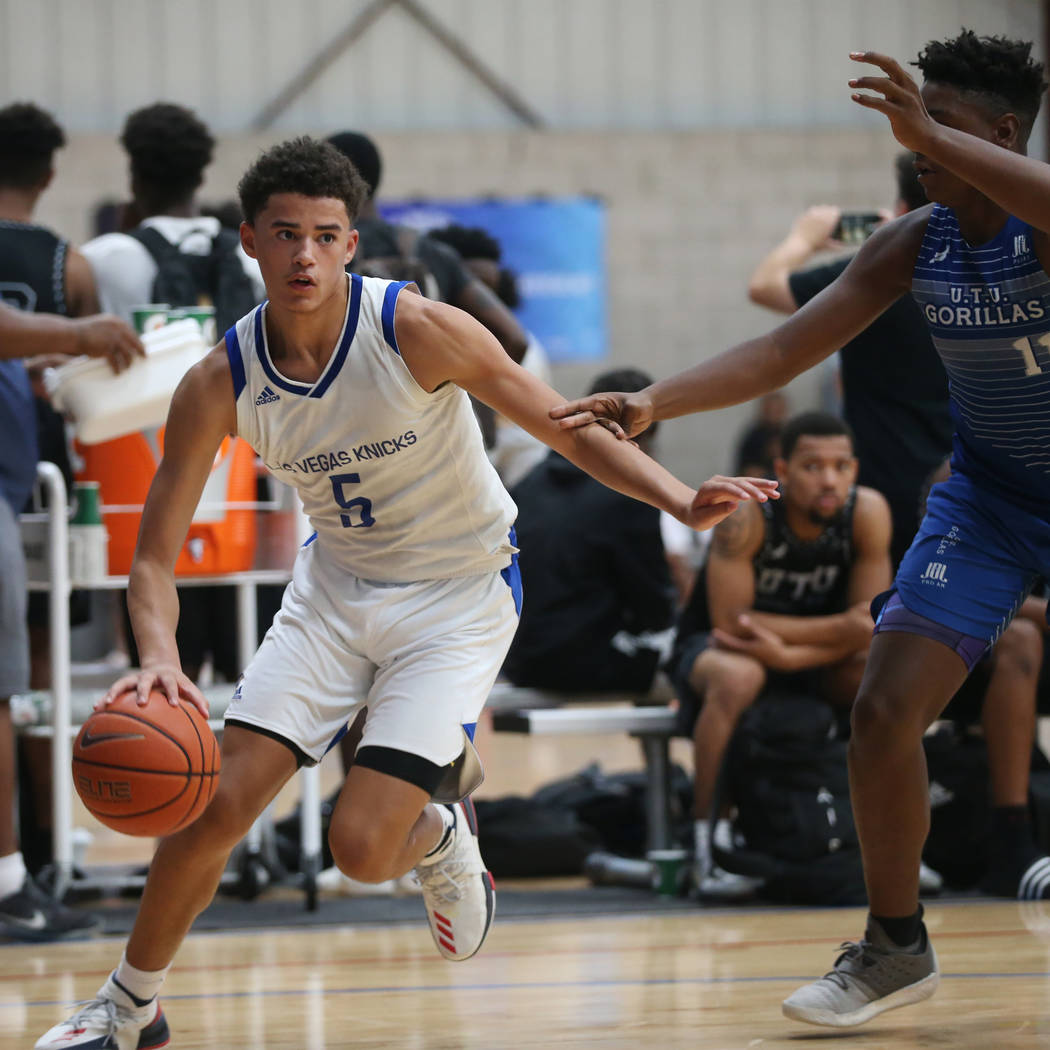 Las Vegas Knicks' Anthony Swift (5), left, looks to make a play under pressure from U.T.U. Gori ...