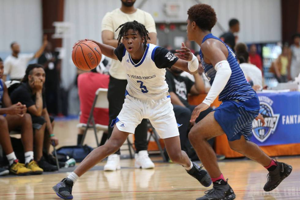 Las Vegas Knicks' Keshon Gilbert (3), left, looks to make a play under pressure from U.T.U. Gor ...