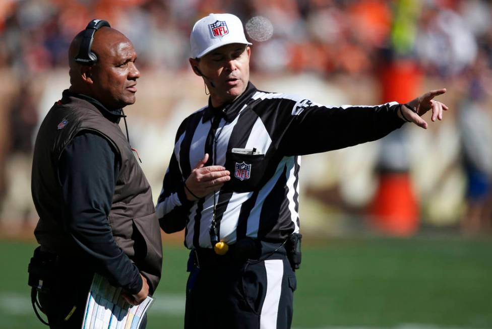 Cleveland Browns head coach Hue Jackson, left, talks with referee Brad Allen in the first half ...