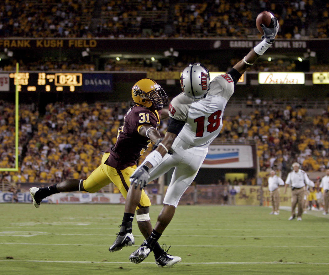 LOUIE TRAUB/REVIEW-JOURNAL UNLV's Phillip Payne (18) makes a one-handed touchdown catch with A ...