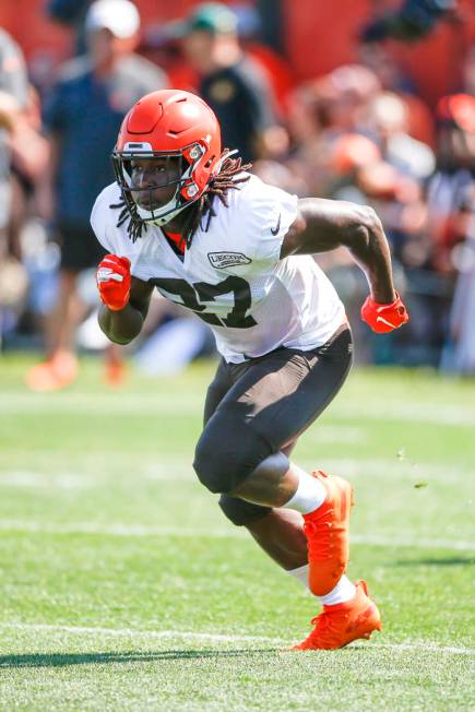 Cleveland Browns running back Kareem Hunt runs through a drill during practice at the NFL footb ...