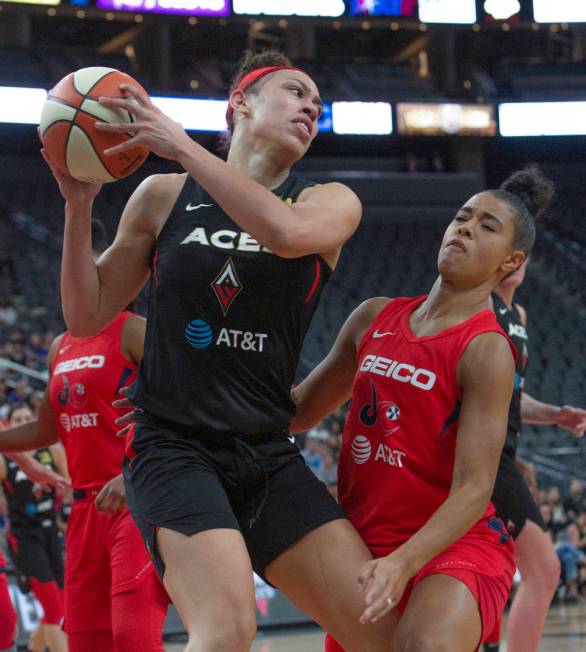 Dearica Hamby (5), sets up a play against Washington Mystics guard Natasha Cloud (9) at T-Mobil ...