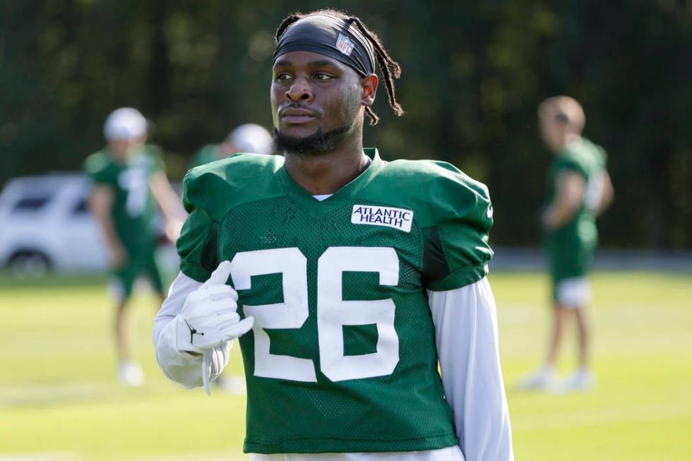 New York Jets running back Le'Veon Bell participates in a practice at the NFL football team's t ...