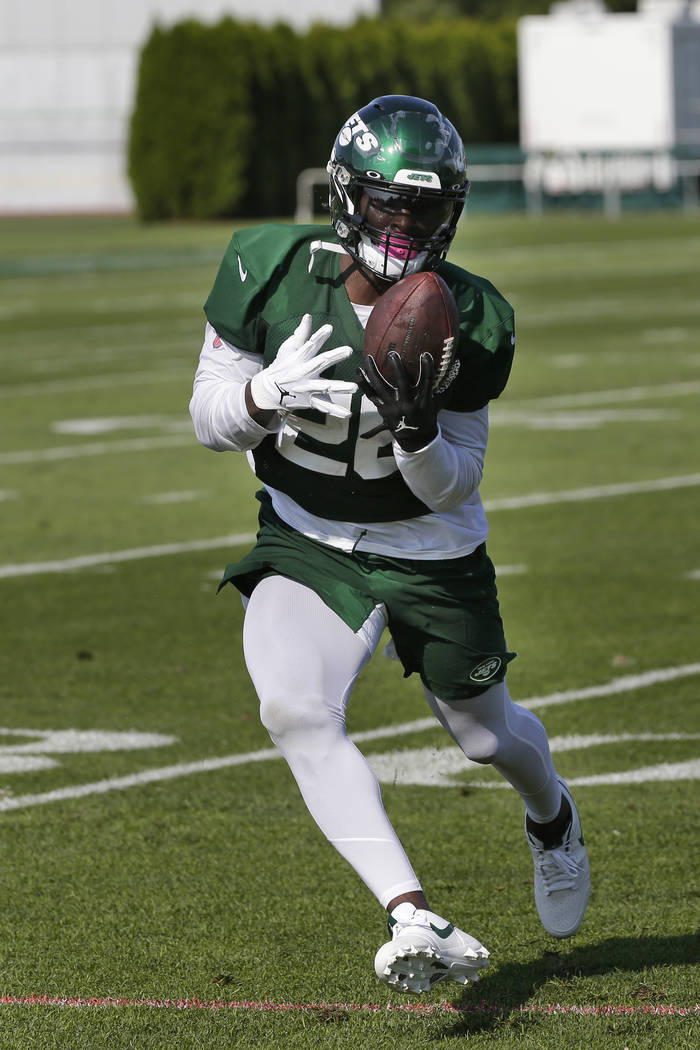 New York Jets running back Le'Veon Bell participates during practice at the NFL football team's ...