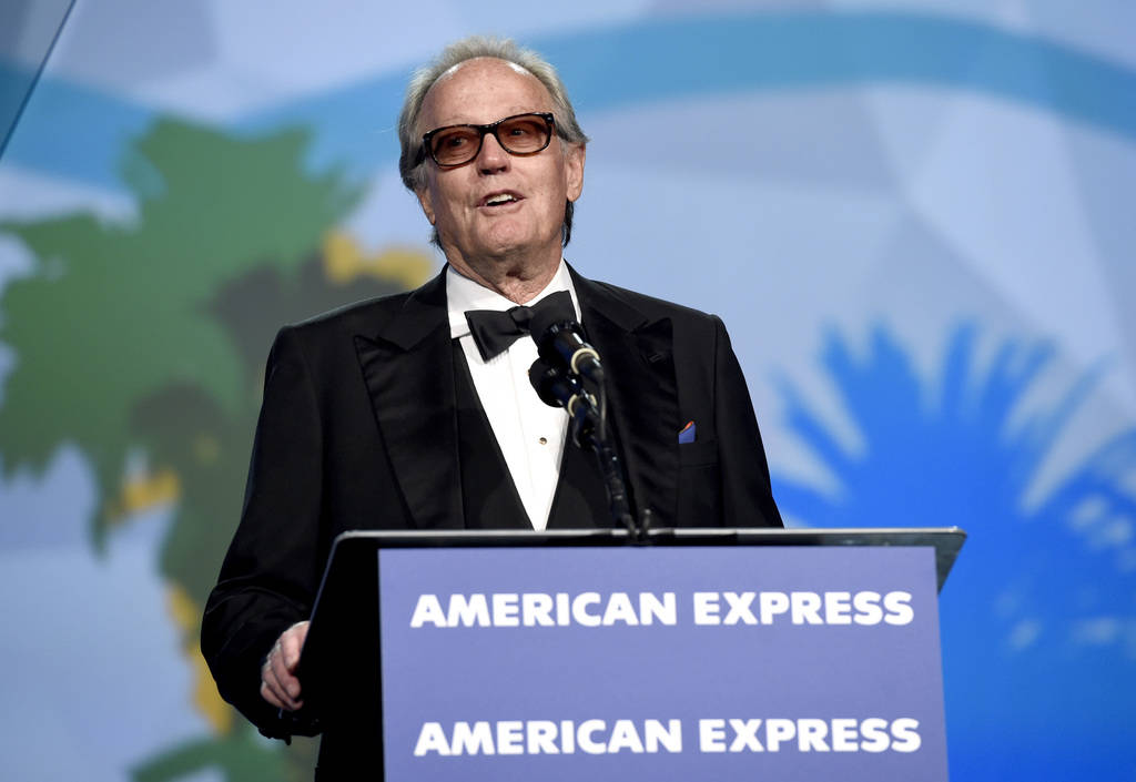 Peter Fonda presents the Desert Palm achievement award at the 29th annual Palm Springs Internat ...