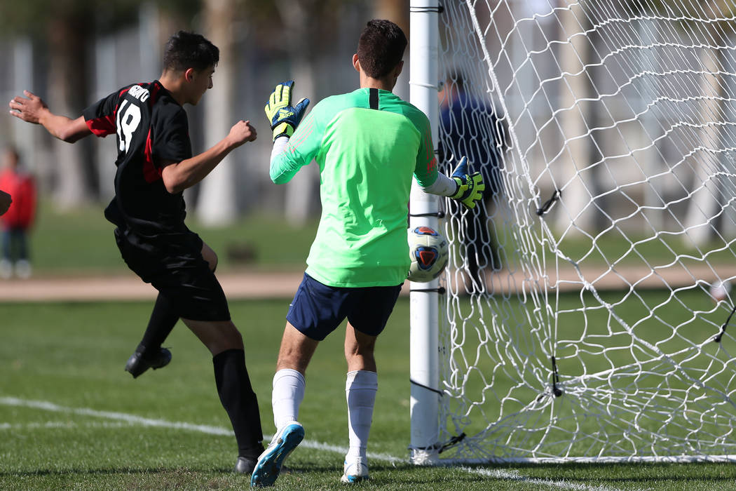 Las Vegas' Sergio Aguayo (18) connects with the ball with his head for a score during the secon ...