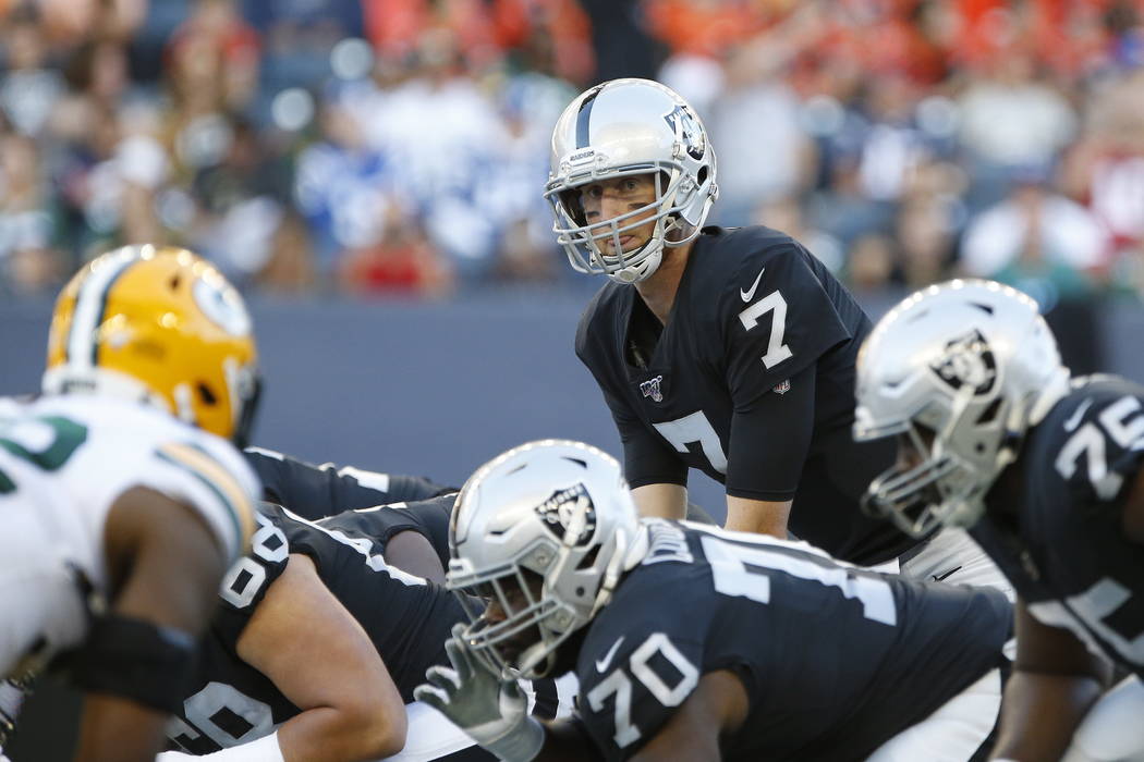Oakland Raiders quarterback Mike Glennon (7) lines up against the Green Bay Packers during the ...