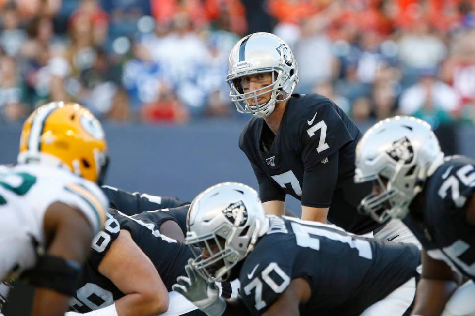 Oakland Raiders quarterback Mike Glennon (7) lines up against the Green Bay Packers during the ...