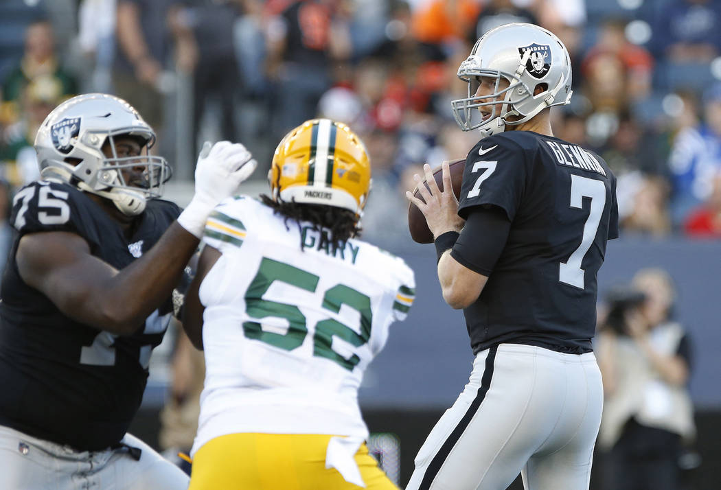 Oakland Raiders quarterback Mike Glennon (7) looks for a receiver as Green Bay Packers' Rashan ...