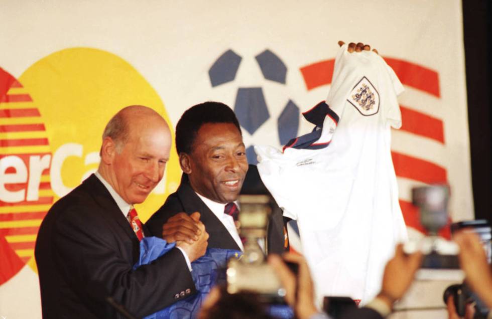 Soccer greats Bobby Charlton, left, of England and Pele, of Brazil, pose for photographers afte ...
