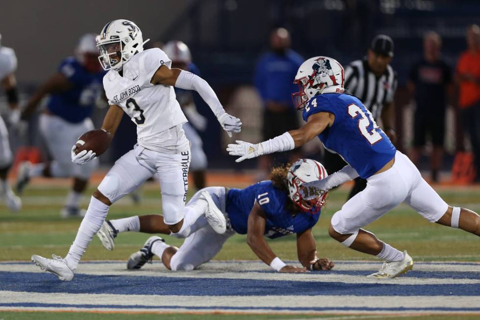 St. John Bosco's Jode McDuffie (3) runs the ball for a touchdown under pressure from Liberty's ...