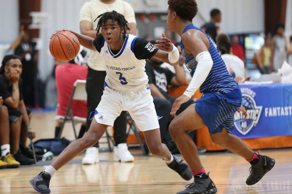 Las Vegas Knicks' Keshon Gilbert (3), left, looks to make a play under pressure from U.T.U. Gor ...