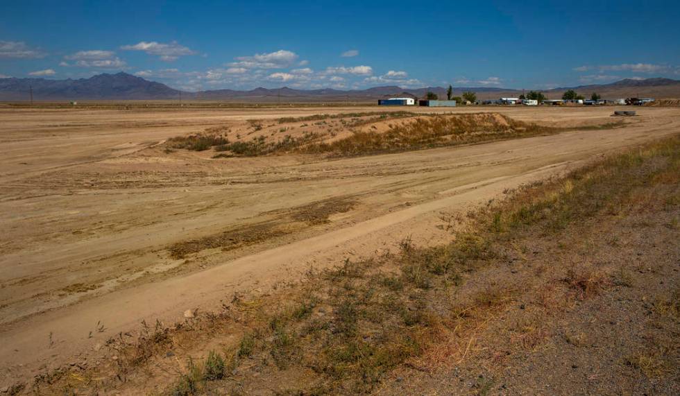 Un terreno preparado al norte del Little A'Le'Inn está programado para albergar el escenario y ...