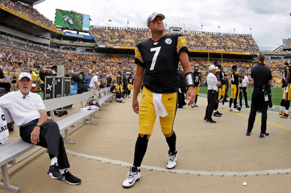 Pittsburgh Steelers quarterback Ben Roethlisberger (7) walks off the field as time runs out in ...