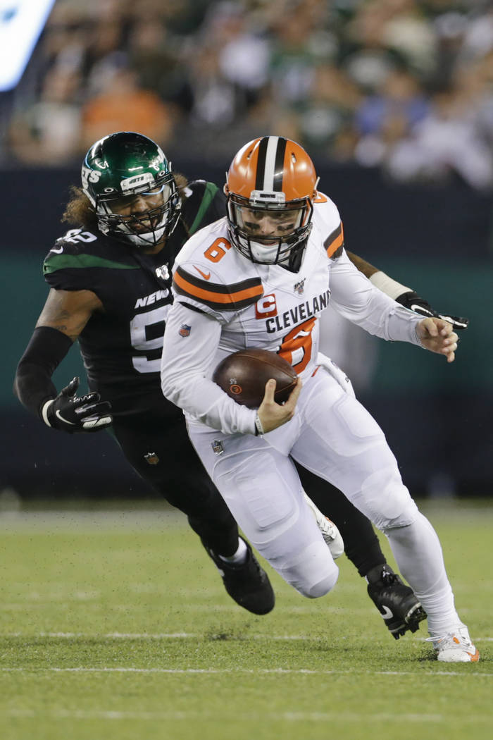 Cleveland Browns' Baker Mayfield (6) runs away from New York Jets' Leonard Williams (92) during ...