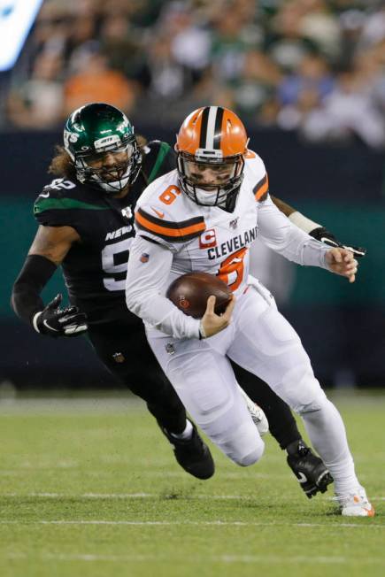 Cleveland Browns' Baker Mayfield (6) runs away from New York Jets' Leonard Williams (92) during ...