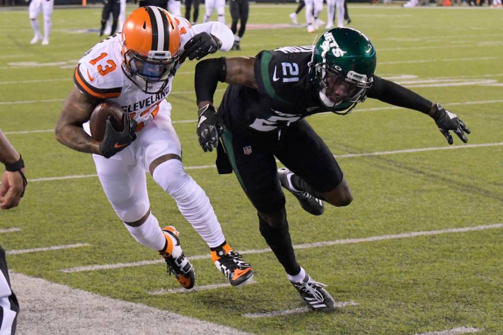 New York Jets cornerback Nate Hairston (21) forces Cleveland Browns' Odell Beckham (13) out of ...