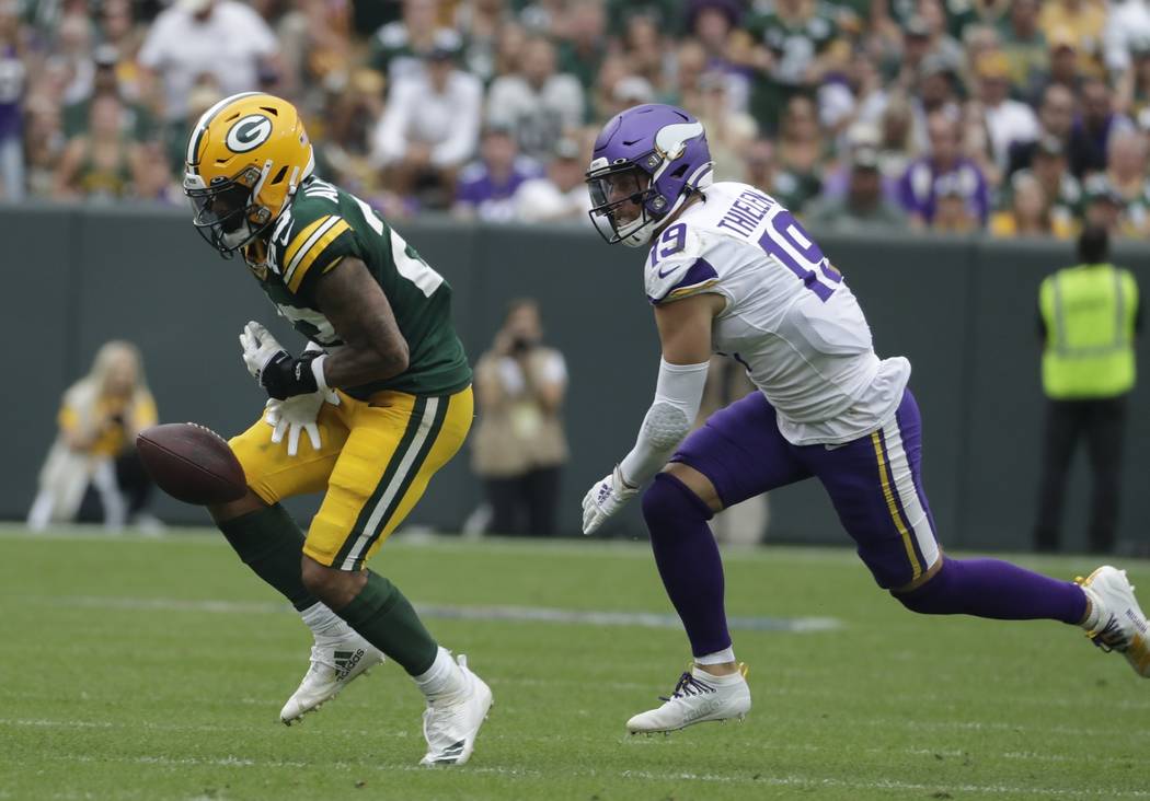 Green Bay Packers' Jaire Alexander can't intercept a pass intended for Minnesota Vikings' Adam ...