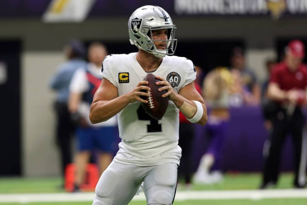 El mariscal de campo de los Oakland Raiders, Derek Carr (4), busca un receptor abierto durante ...