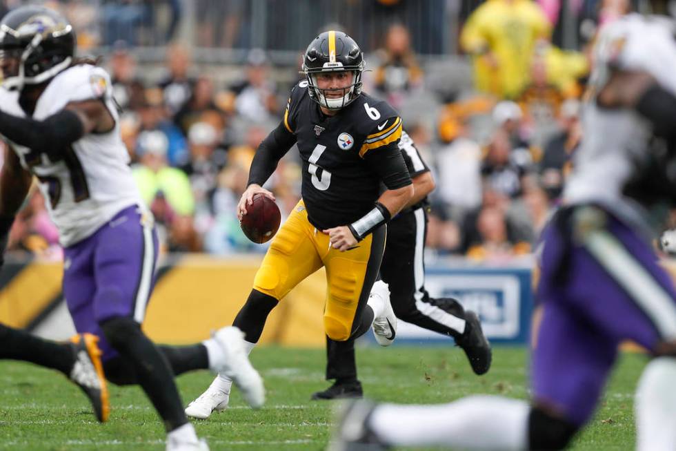 Pittsburgh Steelers backup quarterback Devlin Hodges (6) scrambles for a first down in the seco ...