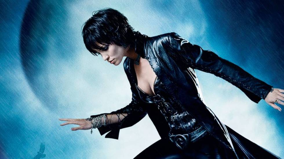 Ashley Scott stars as Helena Kyle, aka Huntress, in "Birds of Prey." (The WB)