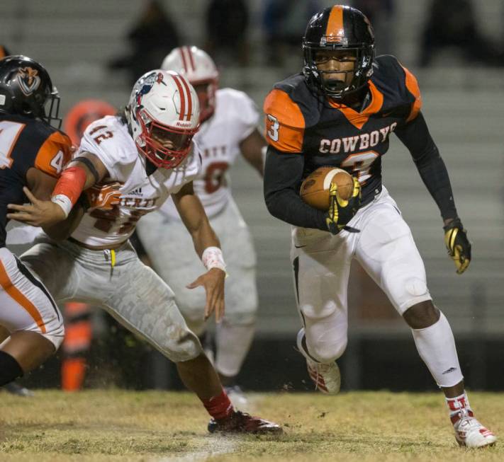 Chaparral senior running back Meshach Hawkins (3) turns the corner past Liberty junior defensiv ...