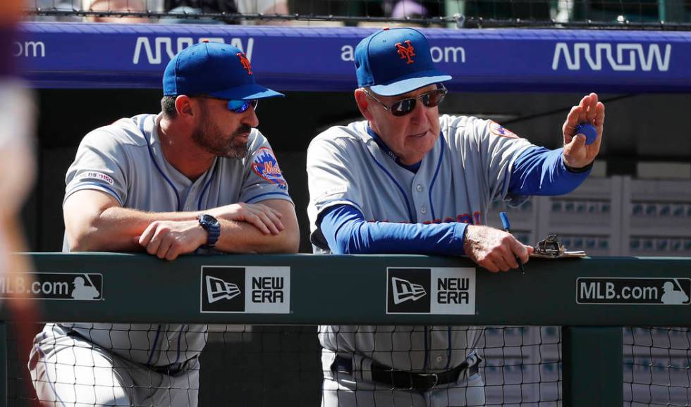 New York Mets interim pitching coach Phil Regan, right, confers with manager Mickey Callaway in ...