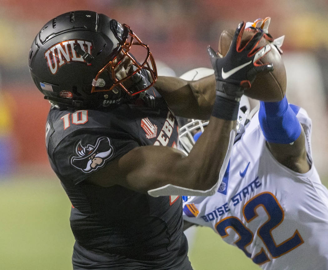 UNLV Rebels wide receiver Darren Woods Jr. (10) makes a catch down the sideline over Boise Stat ...