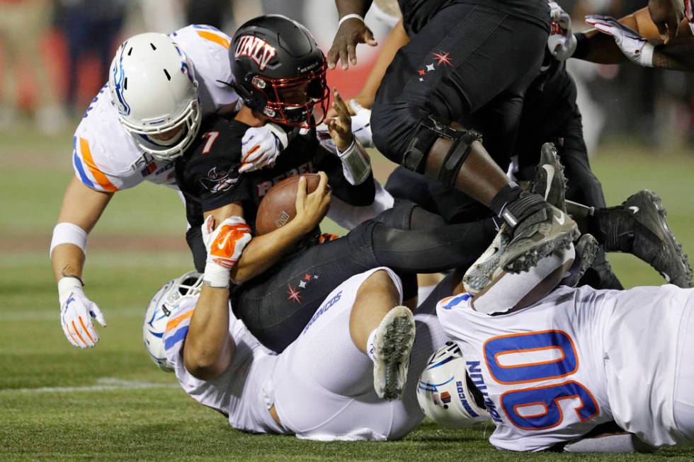 From left, Boise State Broncos' Benton Wickersham, Sonatane Lui and Scale Igiehon (90) tackle U ...