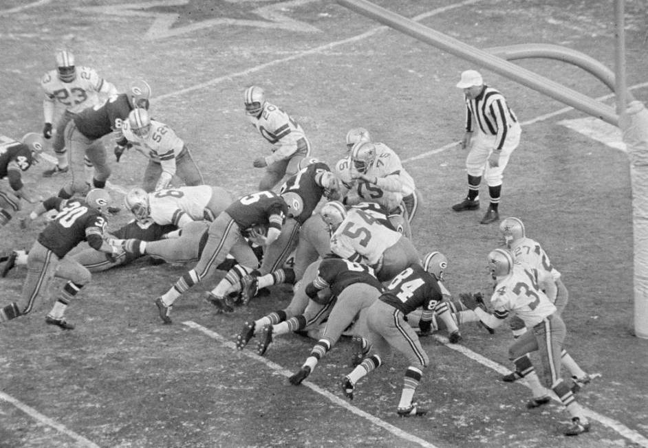 With seconds remaining, quarterback Bart Starr (15), Green Bay Packers, bulls way behind the Pa ...