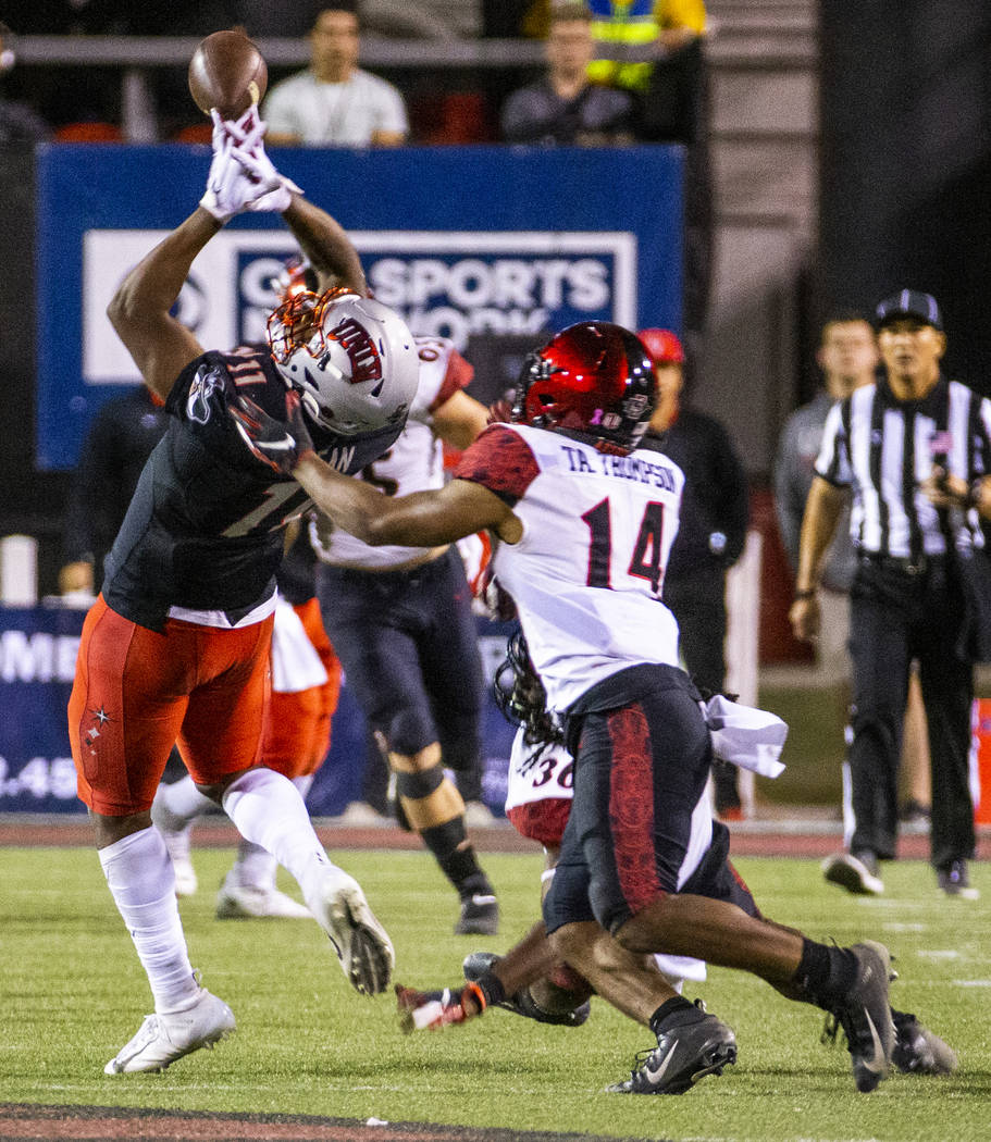 UNLV Rebels tight end Noah Bean (11, left) is unable to secure a pass against San Diego State A ...