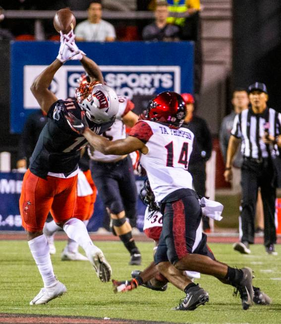 UNLV Rebels tight end Noah Bean (11, left) is unable to secure a pass against San Diego State A ...