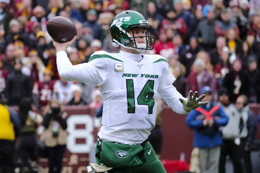 New York Jets quarterback Sam Darnold (14) throws a touchdown pass in the first half of an NFL ...