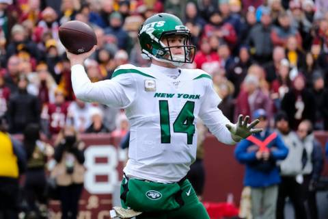 New York Jets quarterback Sam Darnold (14) throws a touchdown pass in the first half of an NFL ...