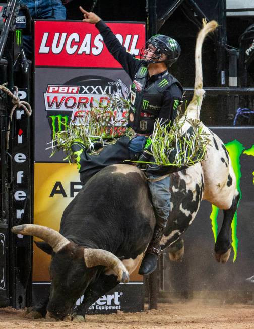 Jose Vitor Leme, atop of BootDaddy.com, points to Jess Lockwood who's chasing him for first pla ...