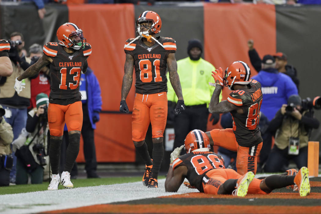 Cleveland Browns wide receiver Rashard Higgins (81) celebrates with teammates after scoring a 7 ...