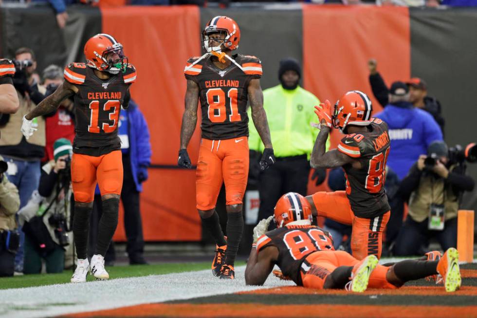 Cleveland Browns wide receiver Rashard Higgins (81) celebrates with teammates after scoring a 7 ...