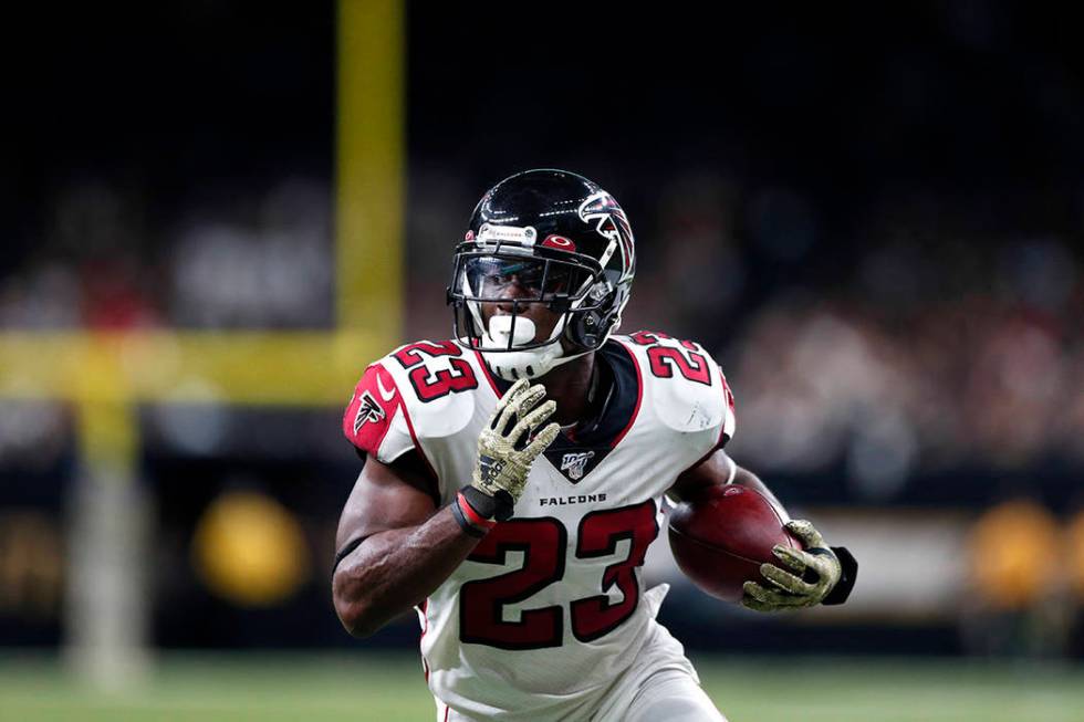 Atlanta Falcons running back Brian Hill (23) carries on a touchdown reception in the second hal ...
